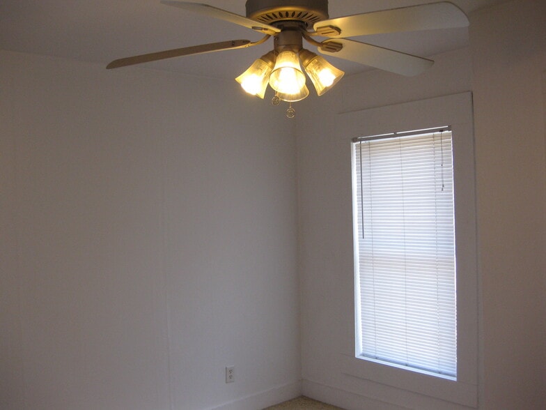 Back Bedroom - 630 Walnut St