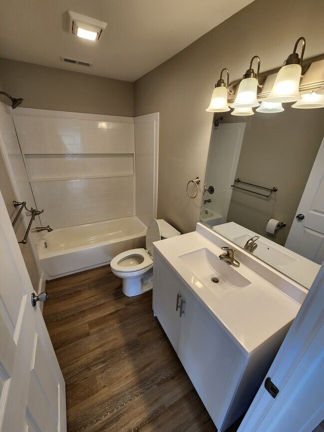 Building Photo - Spacious 2-Bedroom, 1-Bathroom Home AVAILA...