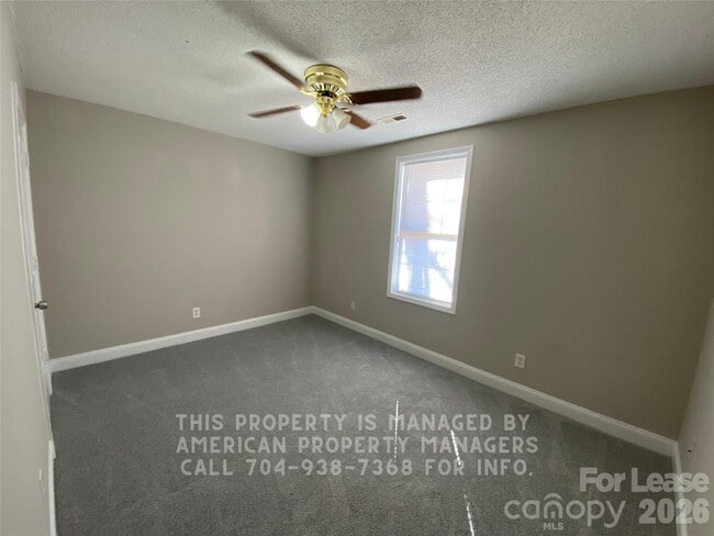 Building Photo - 911 Skyland St