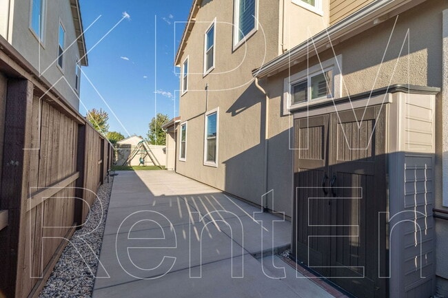 Building Photo - 10940 Portside Dr