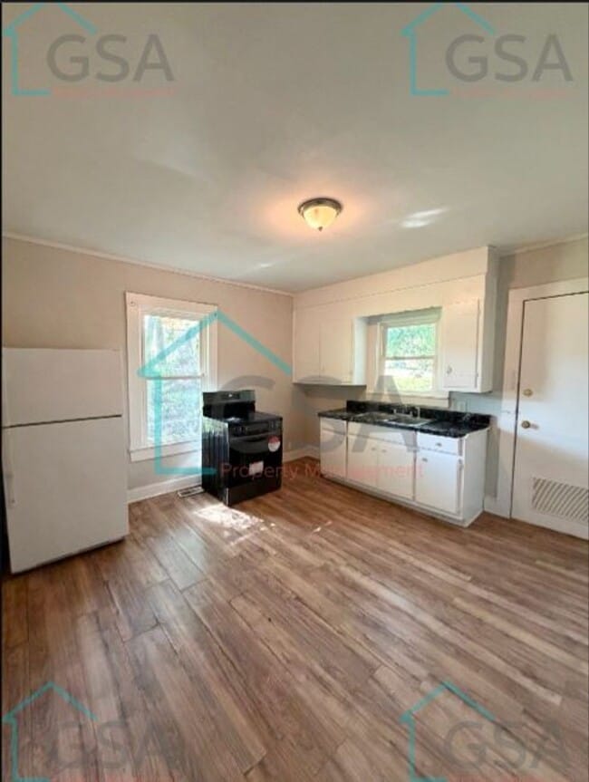 Building Photo - 2 bedroom 1 bathroom House AVAILABLE NOW