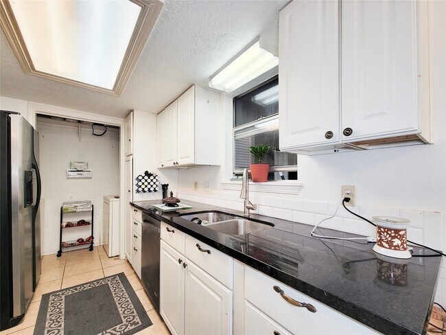 Building Photo - 412 Land Grant Dr