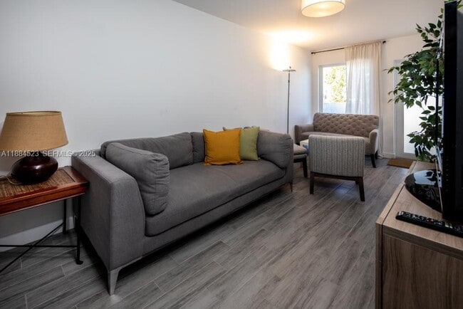 Building Photo - 2800 SW 4th St