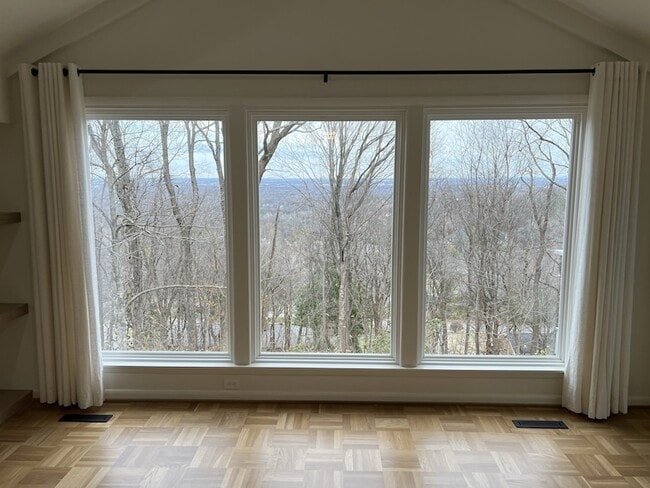 Building Photo - 1243 Saxon Dr