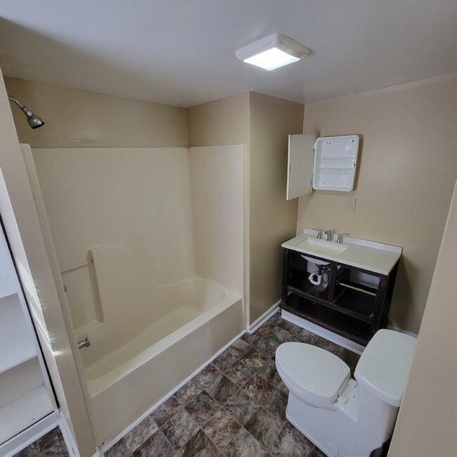 Building Photo - Martindale-Brightwood 4BR/2BA House!