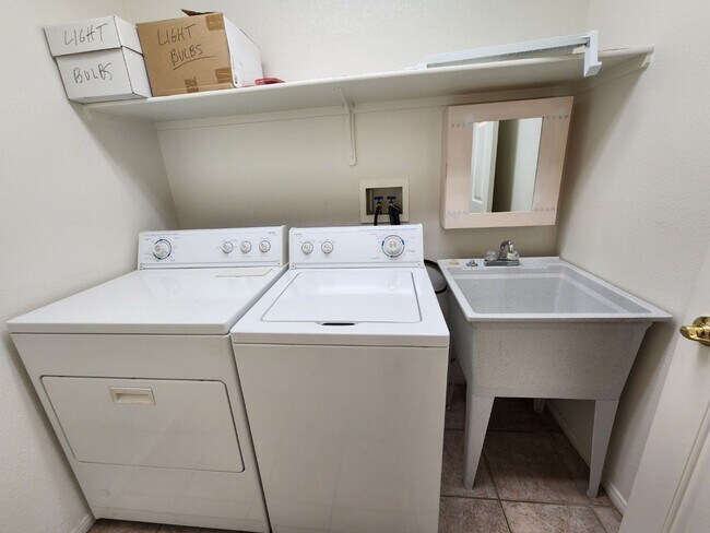 Building Photo - Charming Single-Story Pulte Home in a corn...