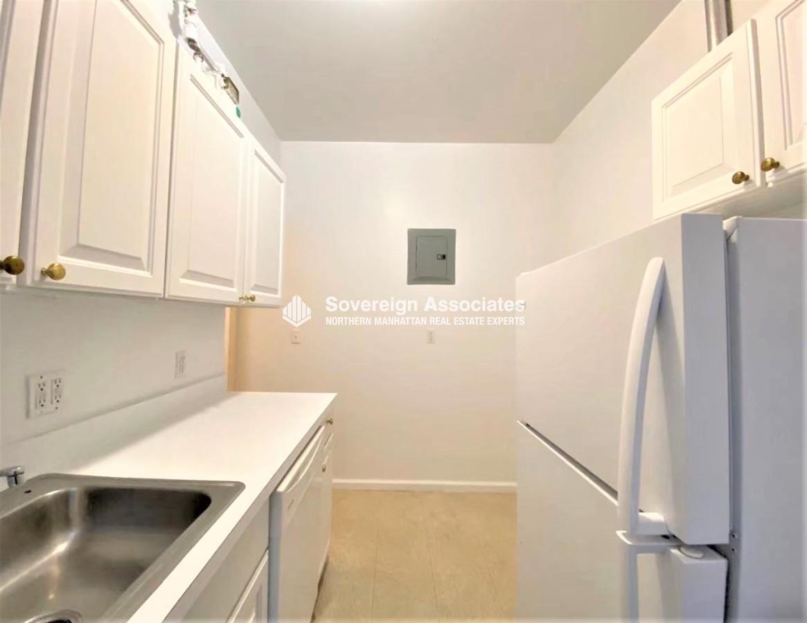 Building Photo - 515 W 111th St