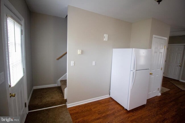 Building Photo - 234 E Linden St