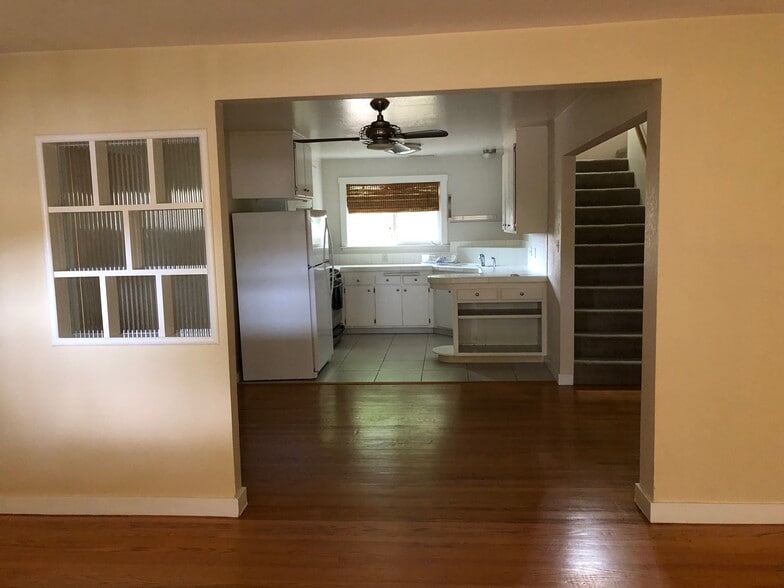 Entry - 304 Dechene Ave