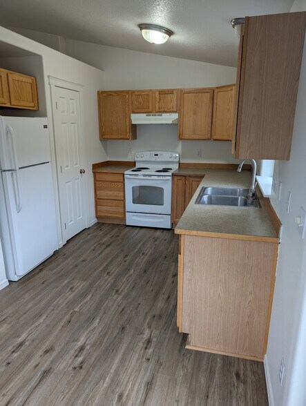 Building Photo - 790 SE Kierra Pl