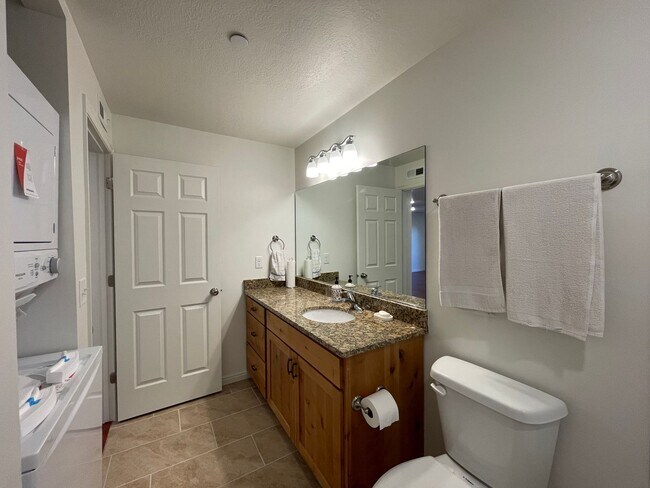 Building Photo - Remodeled 2 Bedroom 2 Bathroom Condo Near BYU