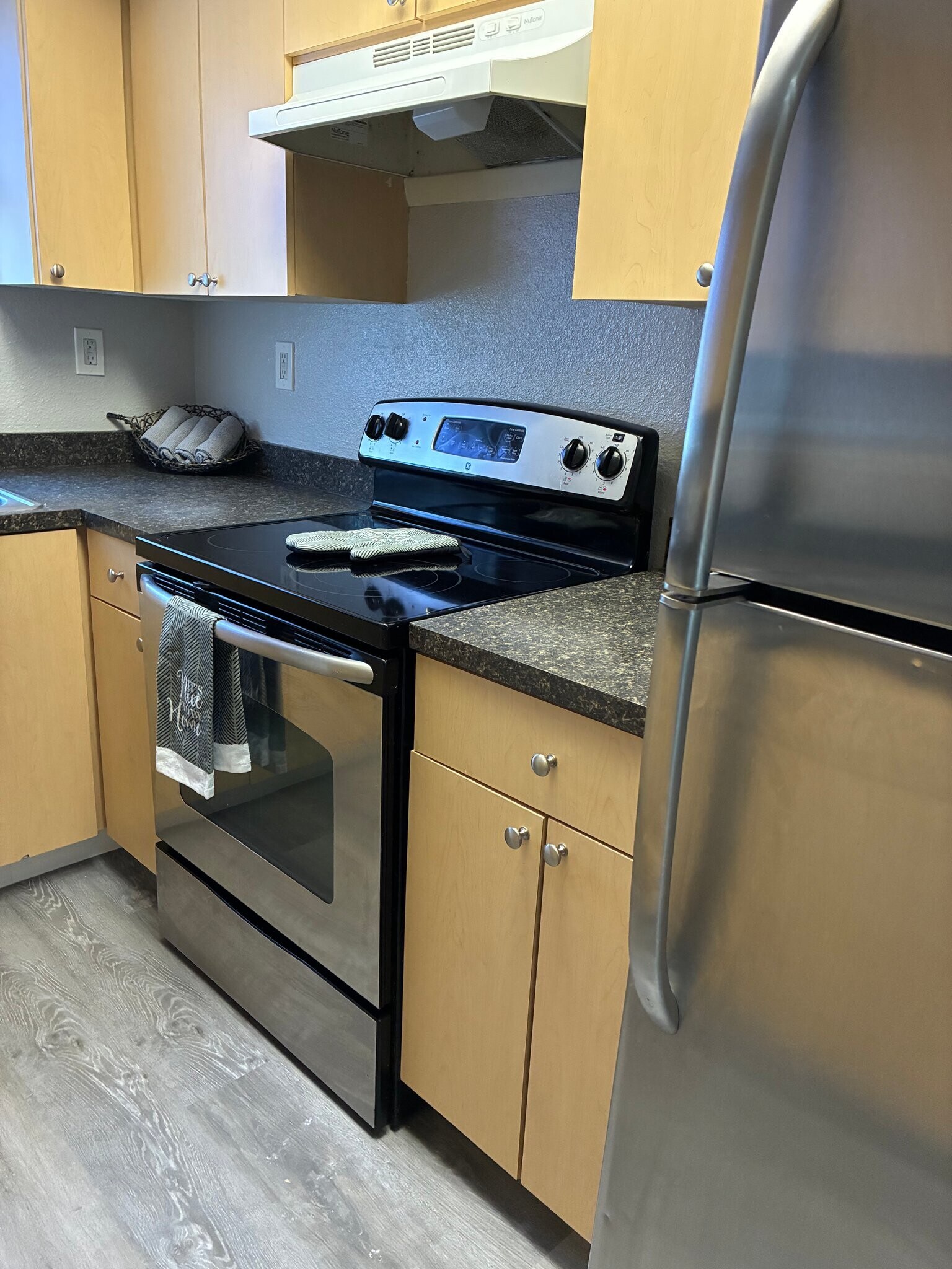 Building Photo - 7023 Oakwood Dr