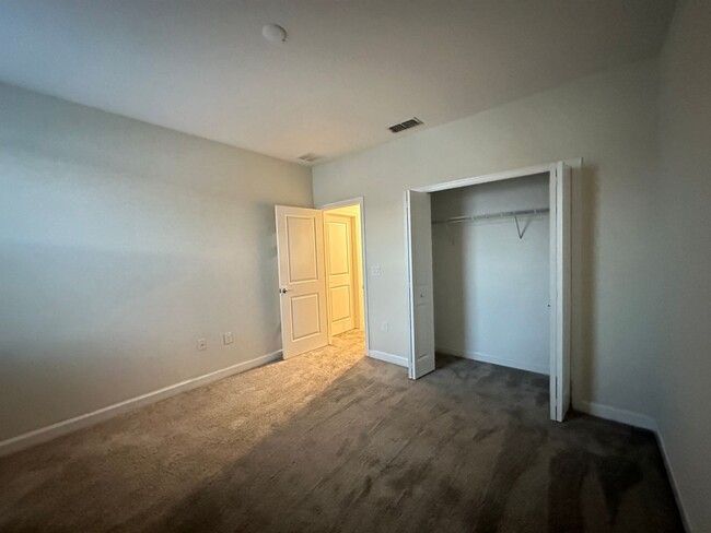 Building Photo - 4 Bed 3.5 Bath Townhouse for rent in Store...