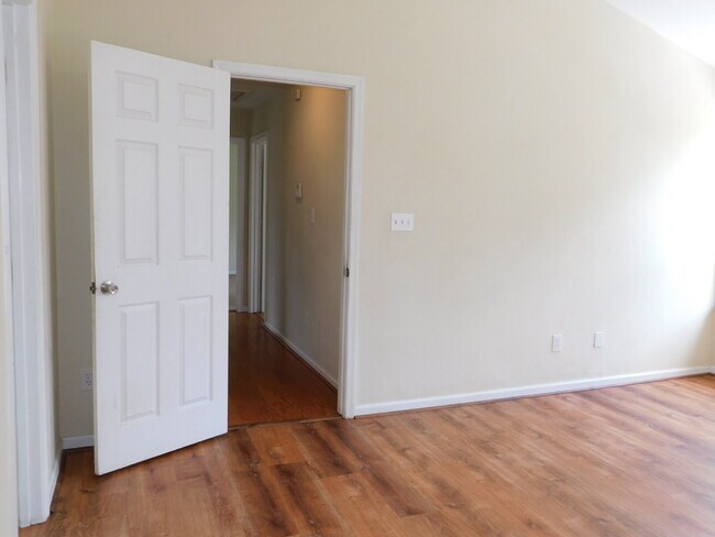 Building Photo - "Spacious 4-Bedroom Gem on Hughart Street with 2.5 Bathrooms and 2108 Sq. Ft. of Comfort!"