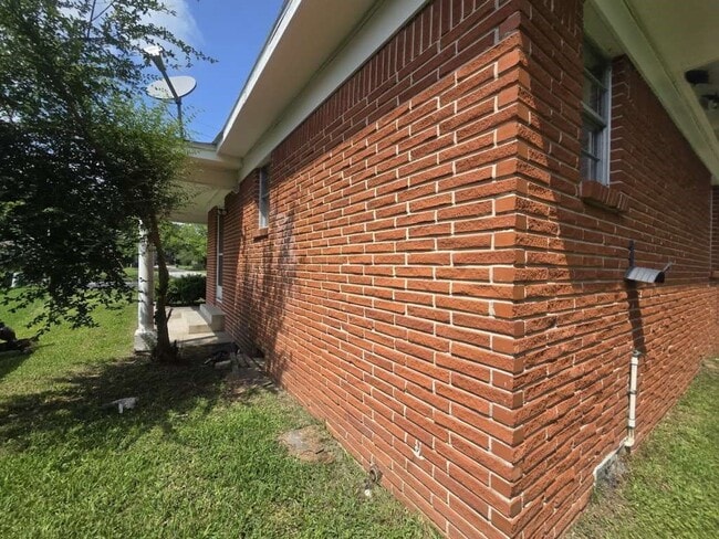 Building Photo - 1824 Magnolia St