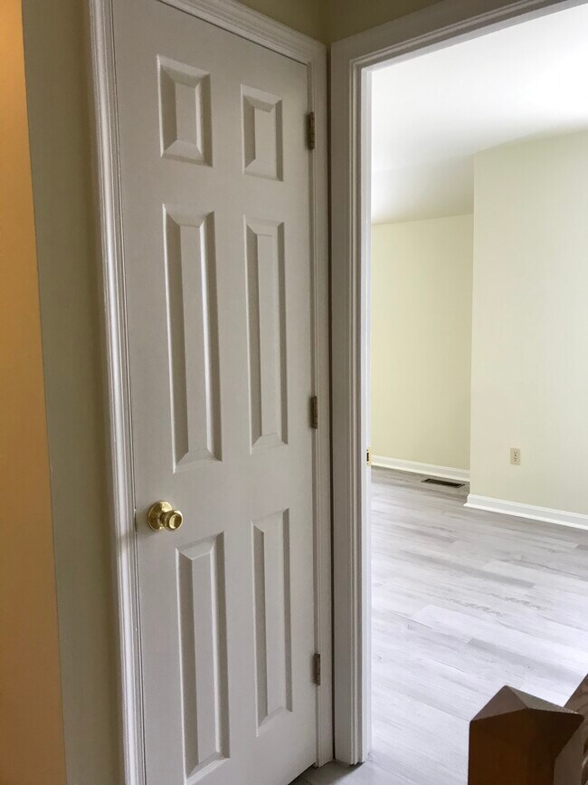 Building Photo - 1111 Cambridge Ct