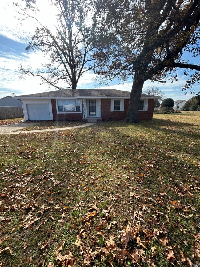 Building Photo - "Charming 4-Bedroom Home in Jonesboro with Cozy Fireplace & Gleaming Hardwood Floors!"