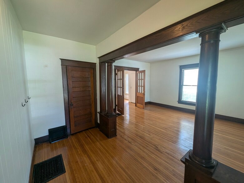 Building Photo - 1524 S 24th St