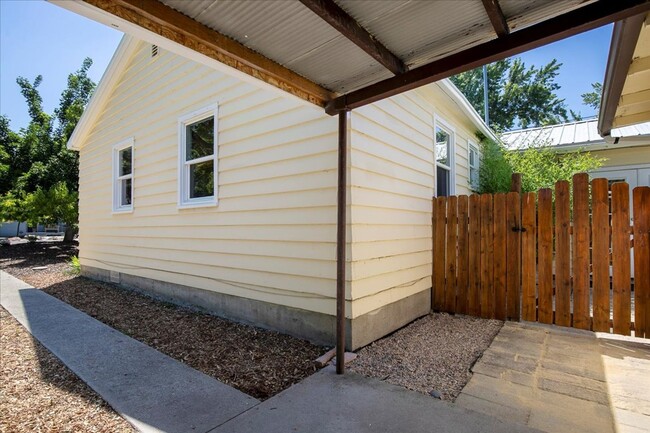 Building Photo - 2 Bedroom Cottage in the North End with to...
