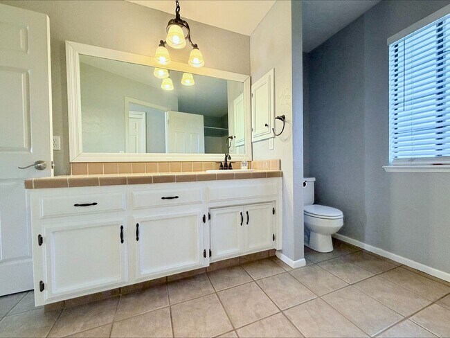 Building Photo - Charming Single Family Home With Pool