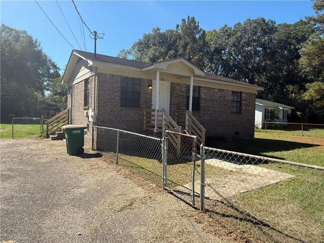 Building Photo - 303 Ruben Ave