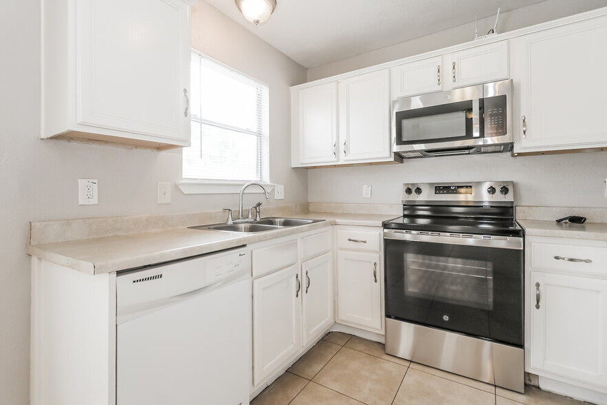 Building Photo - 7423 Village Lake Dr