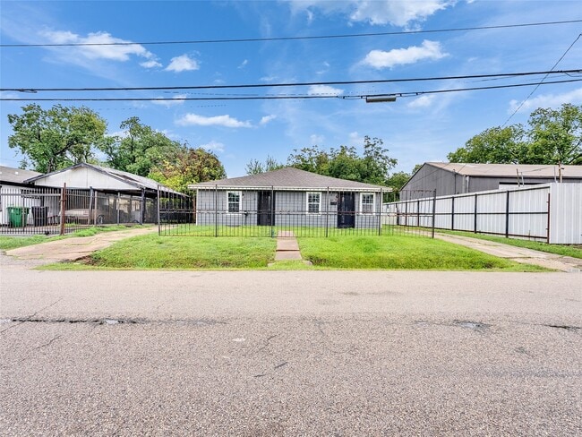 Building Photo - 1107 E 40th 1/2 St