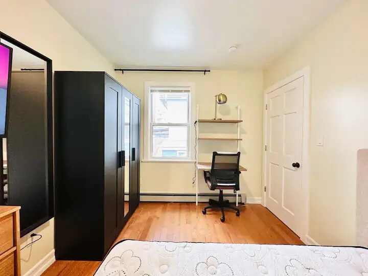 Building Photo - Furnished room/NOT APARTMENT