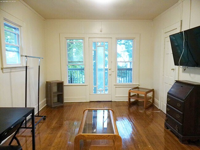 Building Photo - 4 Bedroom Duplex Close to Campus! - 6/1/26