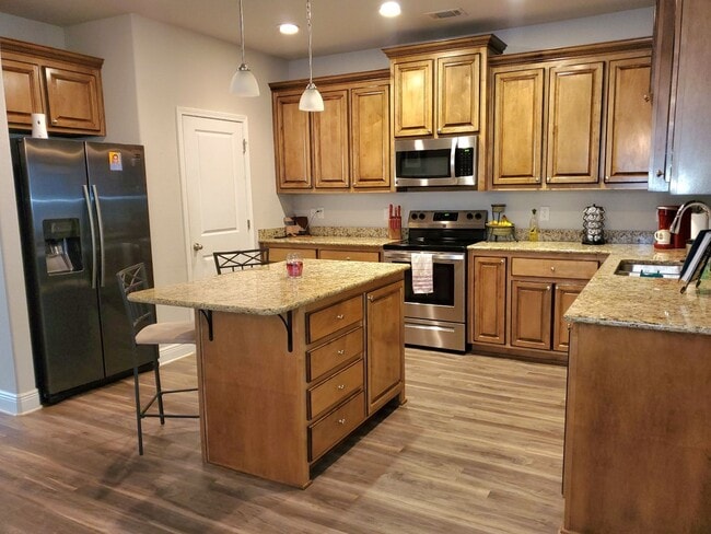 Building Photo - Spacious Open-Concept Home with New Fenced Backyard