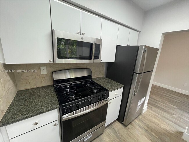 Building Photo - 125 Edgewater Dr