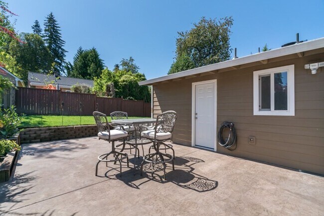 Building Photo - Charming Home in SW Portland