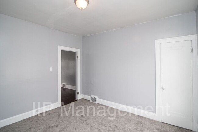 Building Photo - Charming and Refinished 2 Bedroom in Cleve...