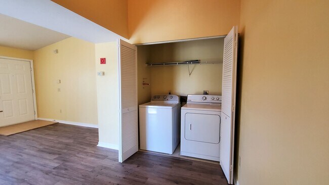 Building Photo - FOR RENT 1 bed 1 bath upper floor with bal...