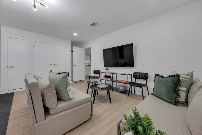 Building Photo - 1901 Cordova Bend