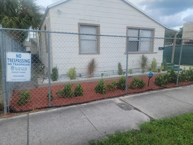 Building Photo - 1013 State St