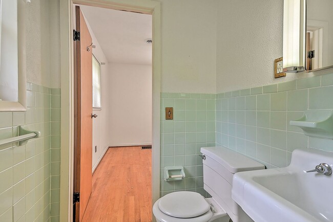 Building Photo - 208 Hogan Ave