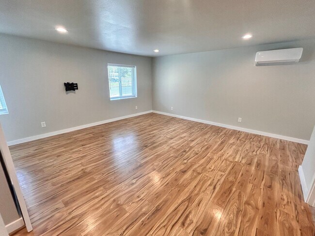 Building Photo - Completely Renovated 4 Bed, 2 Bath Home in Spokane!