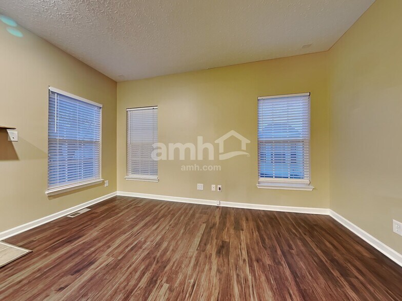Building Photo - 285 Coyote Dr