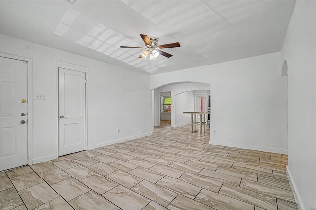 Building Photo - 8159 Glenhollow Dr