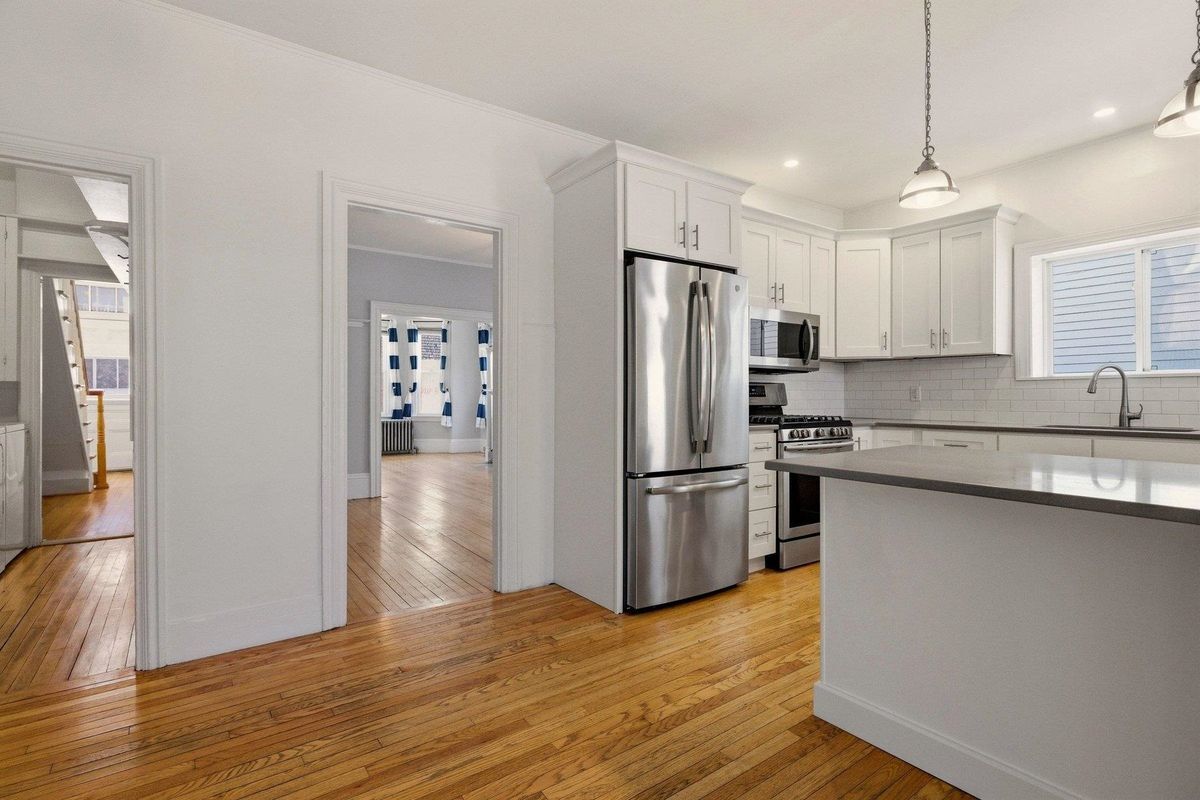 Building Photo - 514 Middle, 1