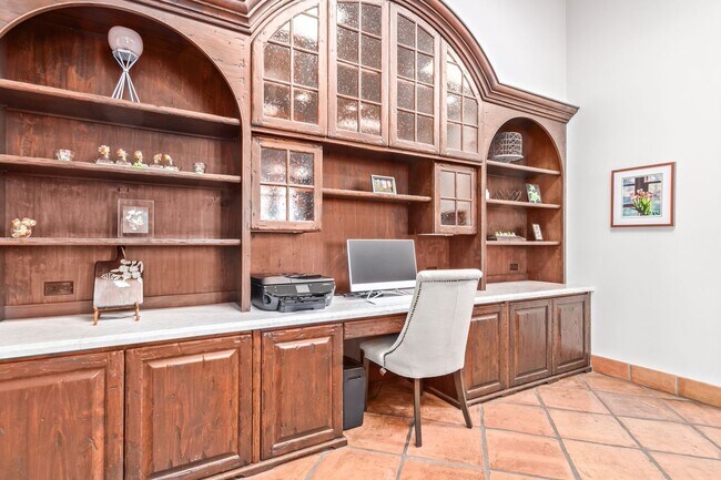 Building Photo - MUST SEE!!! FULLY-FURNISHED LUXURIOUS 6 Be...