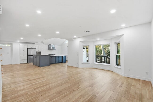 Building Photo - Beautiful Houston Home Featuring a Private Pool