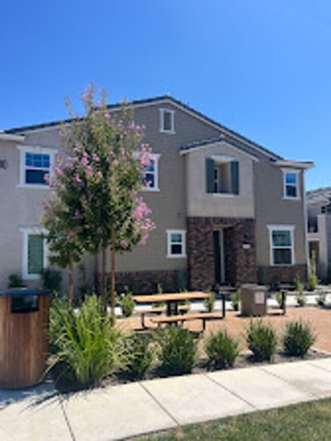 Building Photo - Gorgeous new townhome in West Murrieta wit...