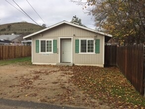 Building Photo - Cozy Studio
