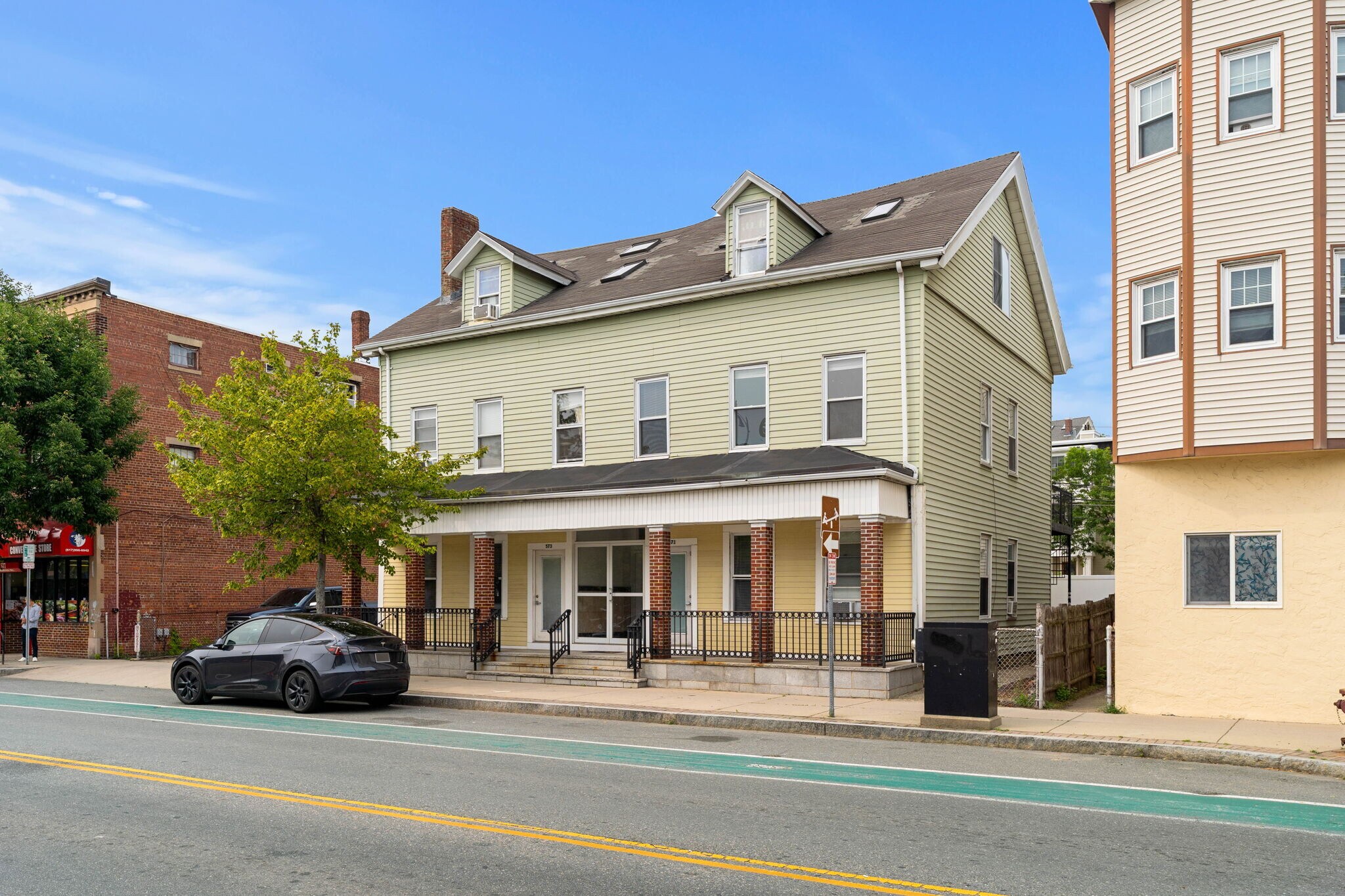 Building Photo - 571 Somerville Ave