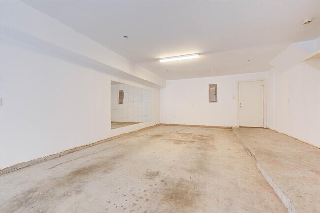 Building Photo - 8715 Meadowcroft Dr