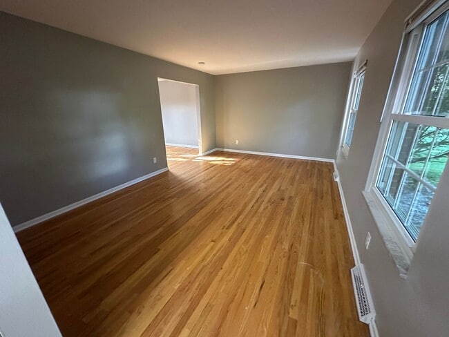 Building Photo - Stunning Single Family Home in “The Knolls”