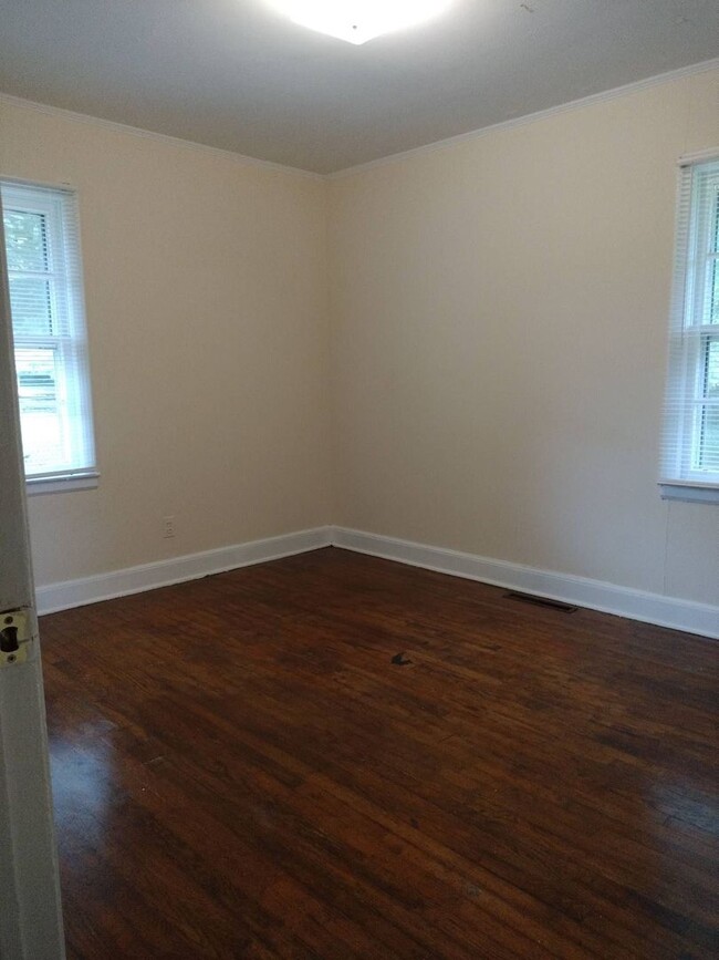 Building Photo - Are you looking for a spacious and 3 bedro...