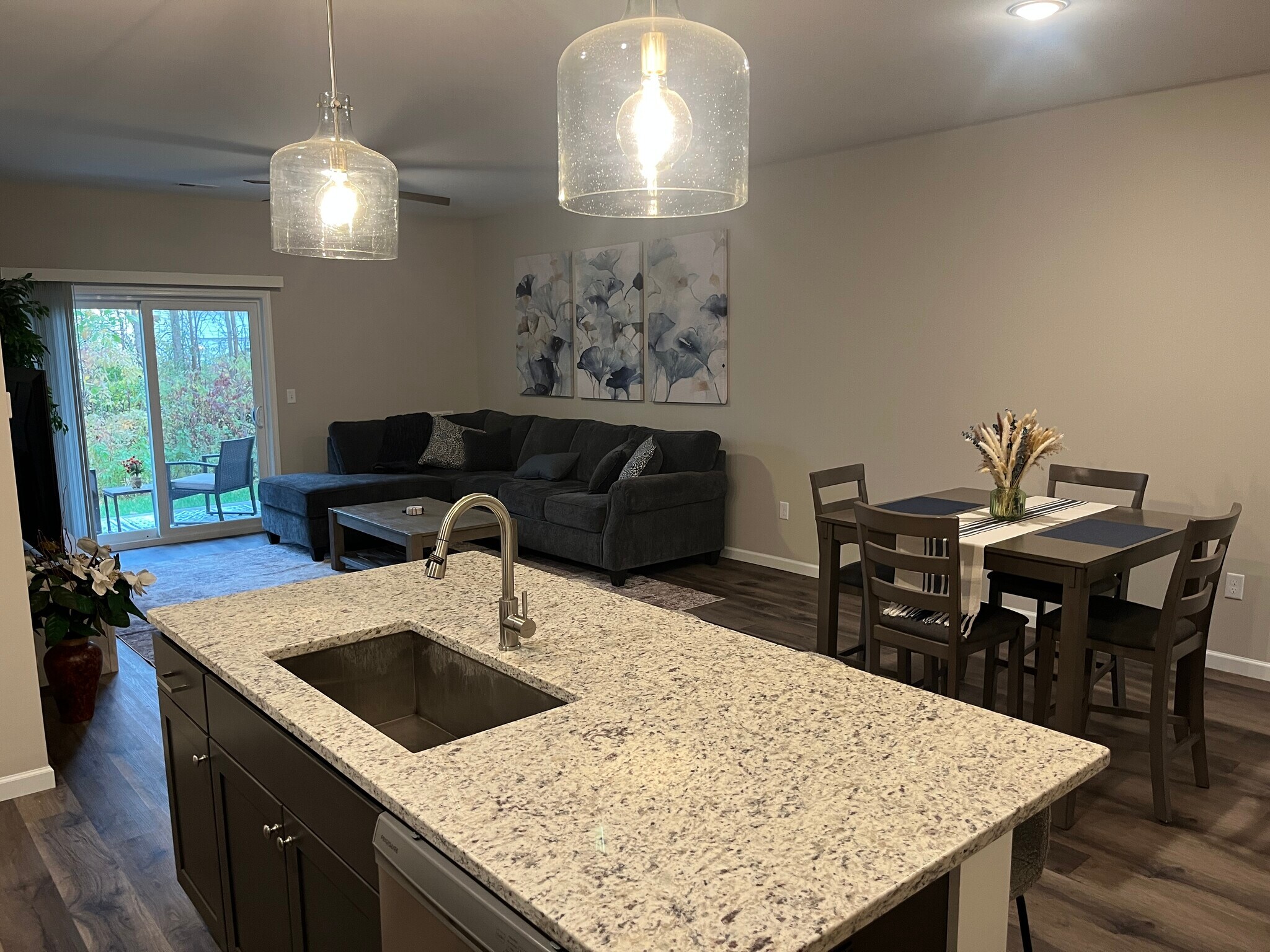 Building Photo - 2116 Community Ln